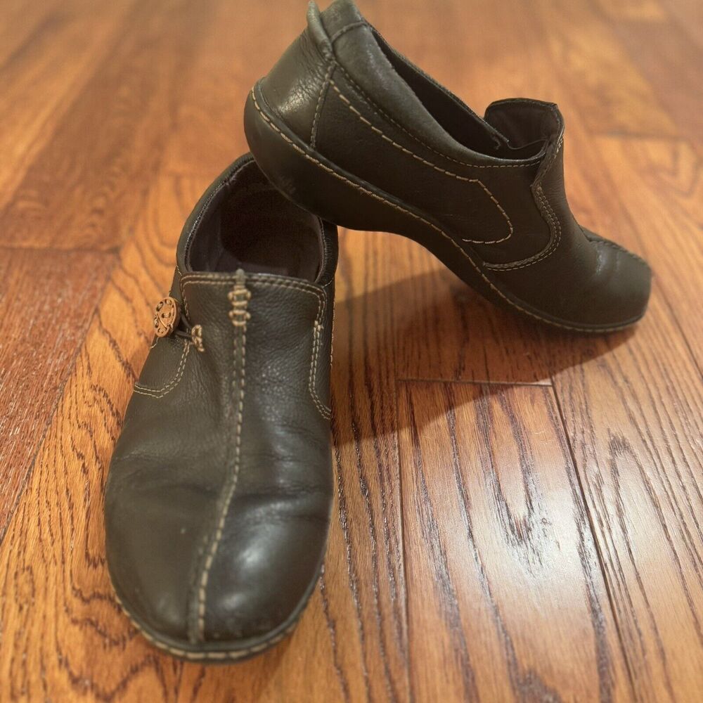 Clarks Collection Women's 9 Black Shoes Pebble Leather Wood Button Flat